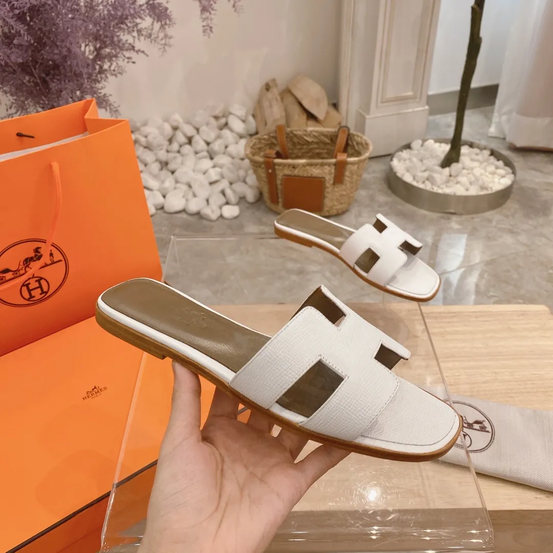 👟👟Ex-factory price 300👟👟 Genuine leather sole +40 🦄Hermès "Palm Print" has added new color sandals, "Year-round shipment" with three-dimensional concave and convex feeling on the classic "H" upper... It is a must-have item in your wardrobe, and it is magically versatile in this summer! This model fully demonstrates the classic Hermès style "palm print". Classic calfskin material ~ imported sheepskin. Lining 🐎Size: 34~42. Heel height ② type: low heel 1.5cm. Medium heel 4.5cm. Genuine leather sole +40 rubber sole.
